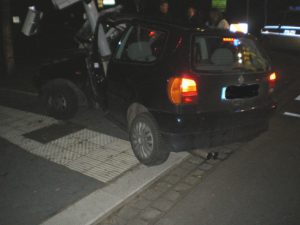 Totalschaden am VW Polo - mittig im Fahrzeuginneren der Ampelmast