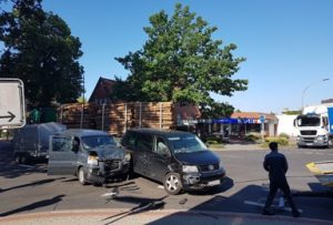 Verkehrsunfall zwischen zwei Kleinbussen