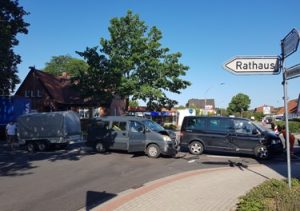 Verkehrsunfall zwischen zwei Kleinbussen