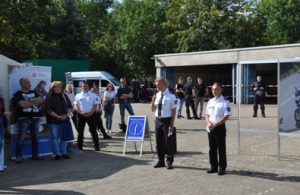 Polizisten informieren über den Polizeiberuf