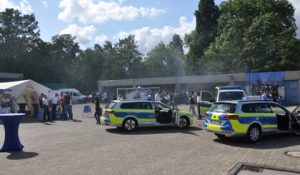 Polizisten informieren über den Polizeiberuf