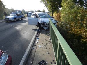 Mit dem Auto ins Brückengeländer