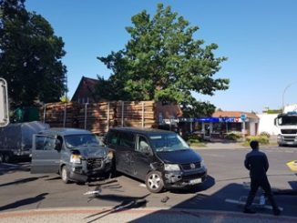 Verkehrsunfall zwischen zwei Kleinbussen