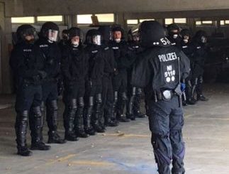 Polizisten informieren über den Polizeiberuf