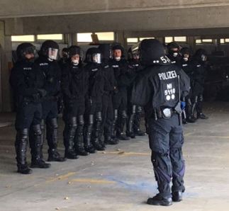 EHu Polizisten informieren über den Polizeiberuf